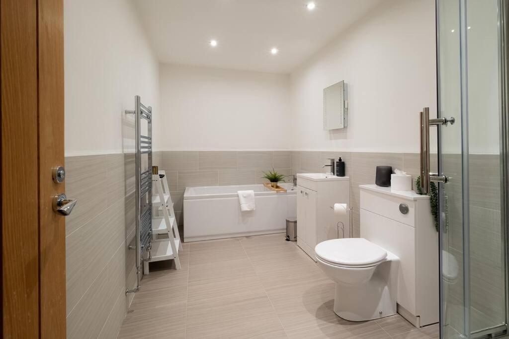 2 Bed 2 Bath Spacious Apartment In Central Aberdeen Zewnętrze zdjęcie