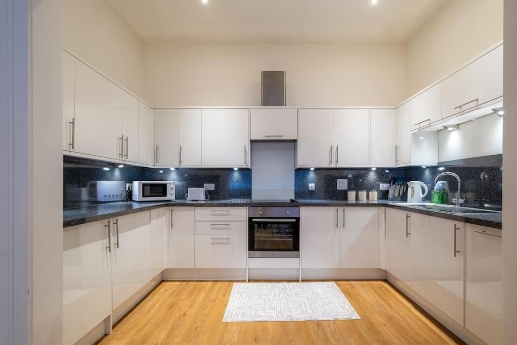 2 Bed 2 Bath Spacious Apartment In Central Aberdeen Zewnętrze zdjęcie